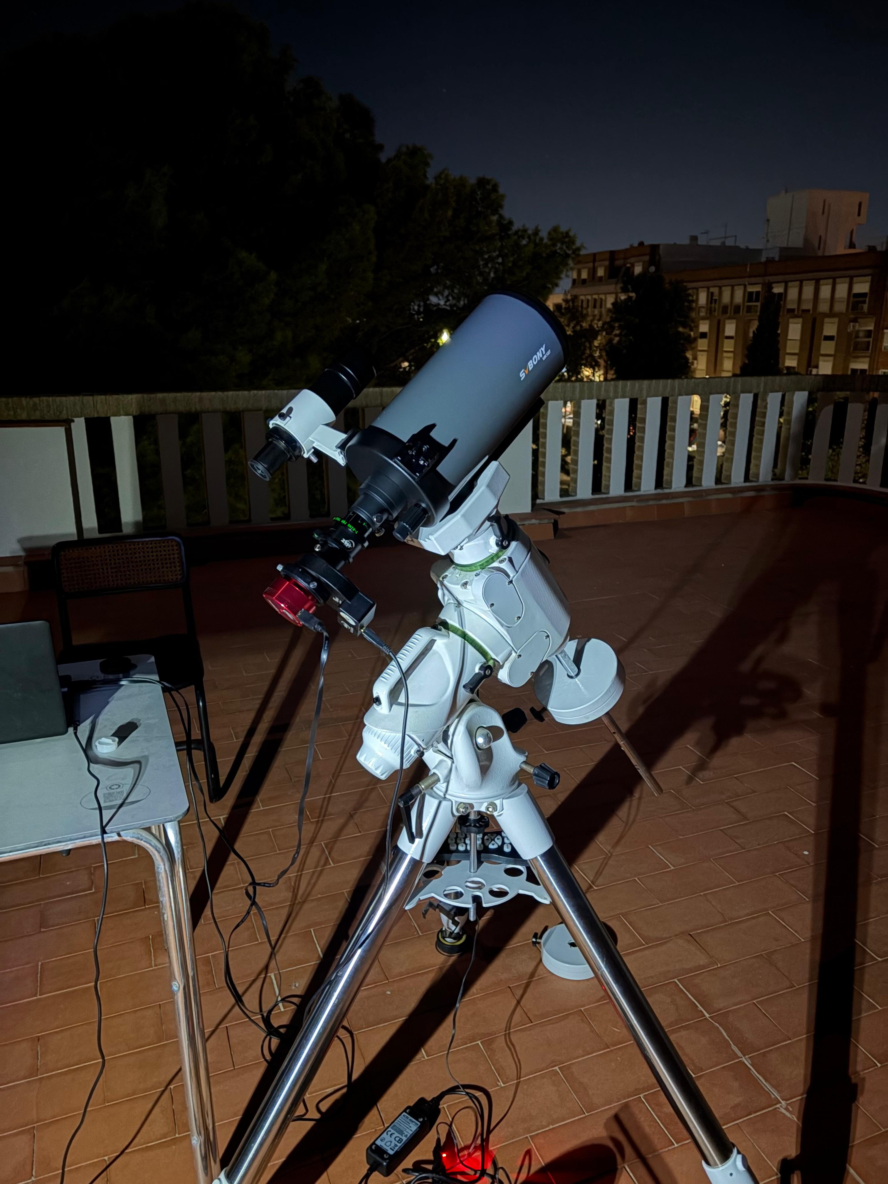 Telescopio SVBONY MK127 preparado para observar el cielo